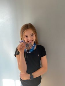 Élizabeth Lavoie tient sa médaille de bronze