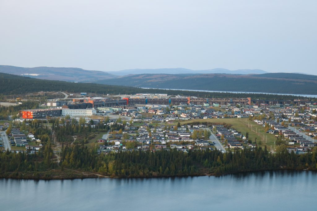 Ville de Fermont vue du Mont Daviault, montrant la fine couche de fumée