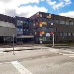 Grande école brune, décorée de carrés colorés