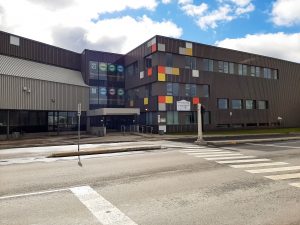 Grande école brune, décorée de carrés colorés