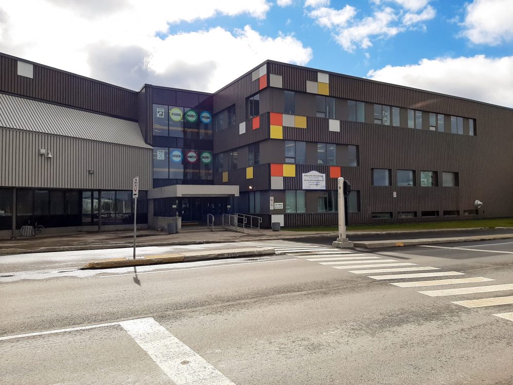 Grande école brune, décorée de carrés colorés