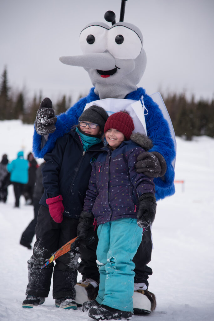 Mascotte entourée d'enfants