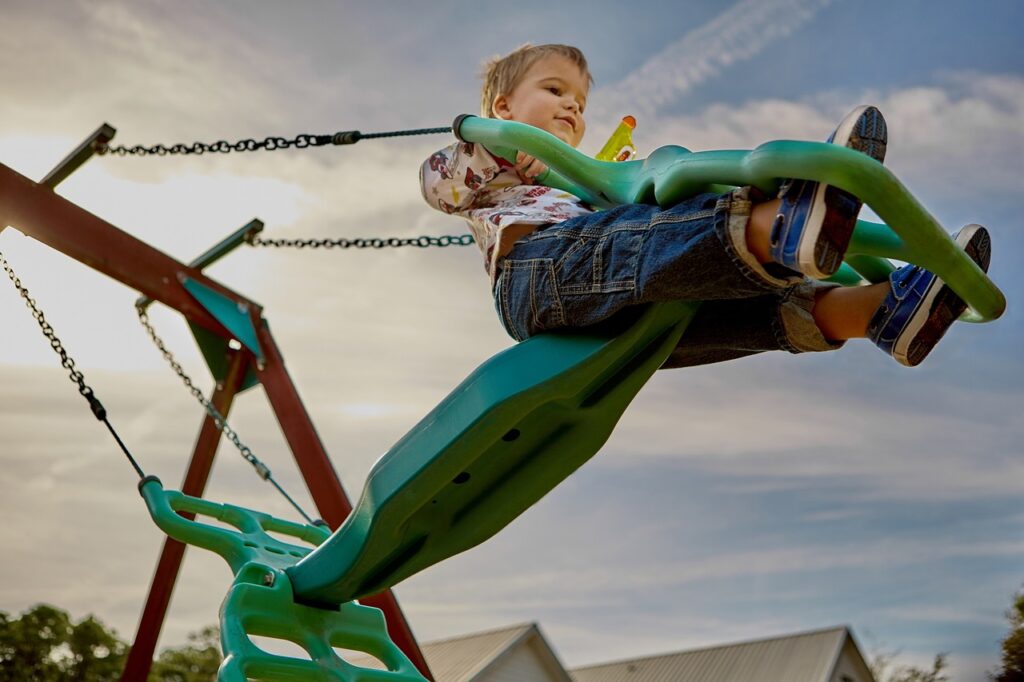 enfant sur balancoire