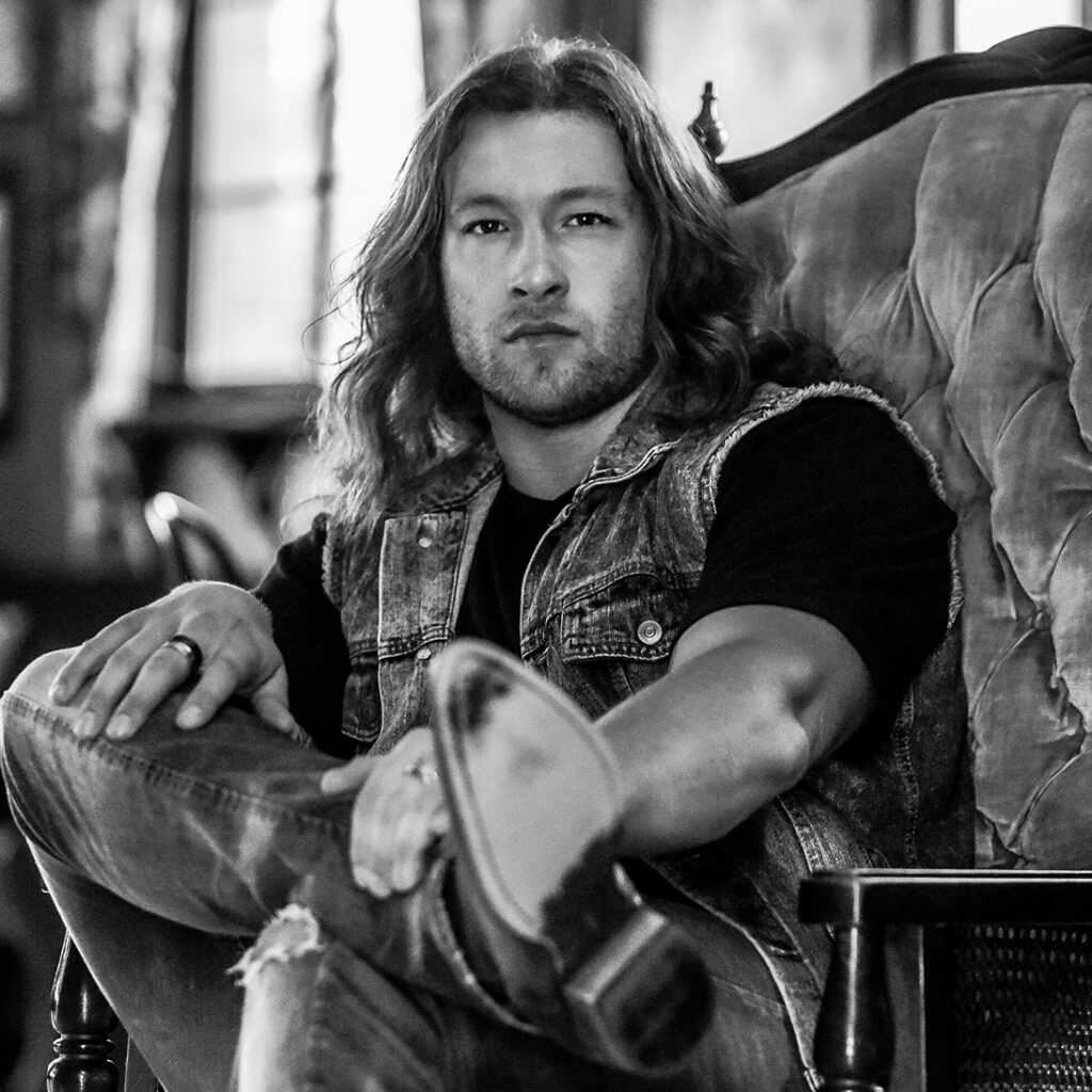 Originaire de North Bay, en Ontario, Cory Marks discute à la radio de Fermont de son parcours sur la scène musicale comme artiste, de son style musical qu'il a développé au fil des années, en combinant le country avec du rock et du métal.