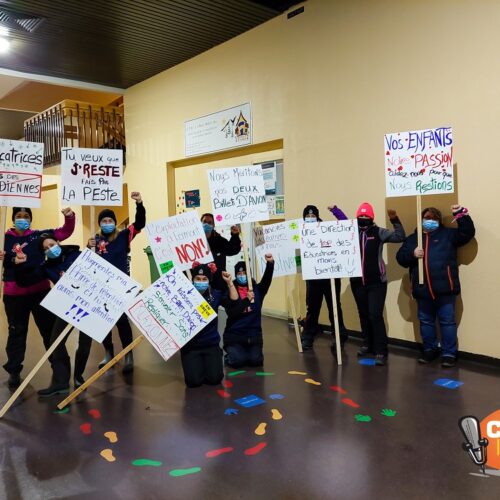 La radio de Fermont a photographié les manifestantes du CPE devant les locaux du CPE.
