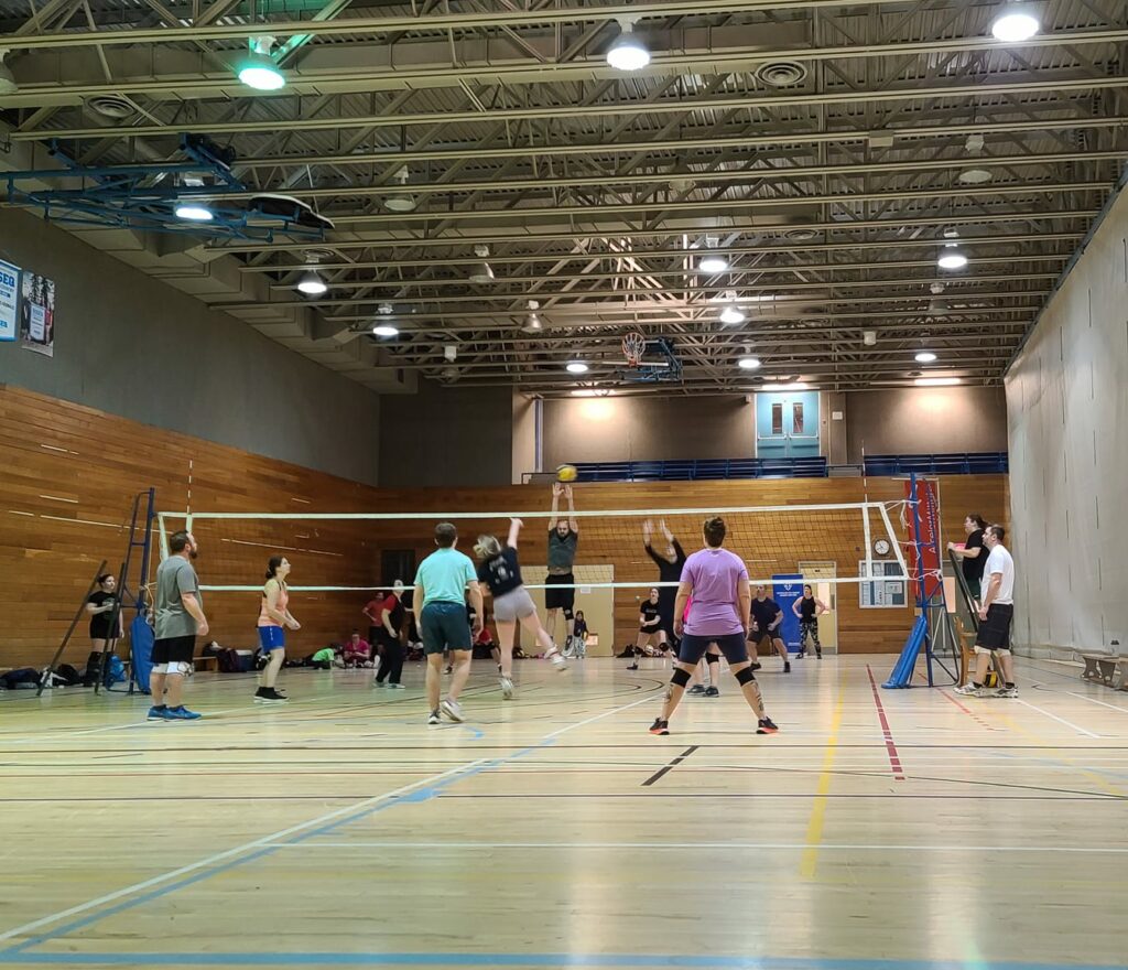 Une équipe de volleyball joue dans un gymnase