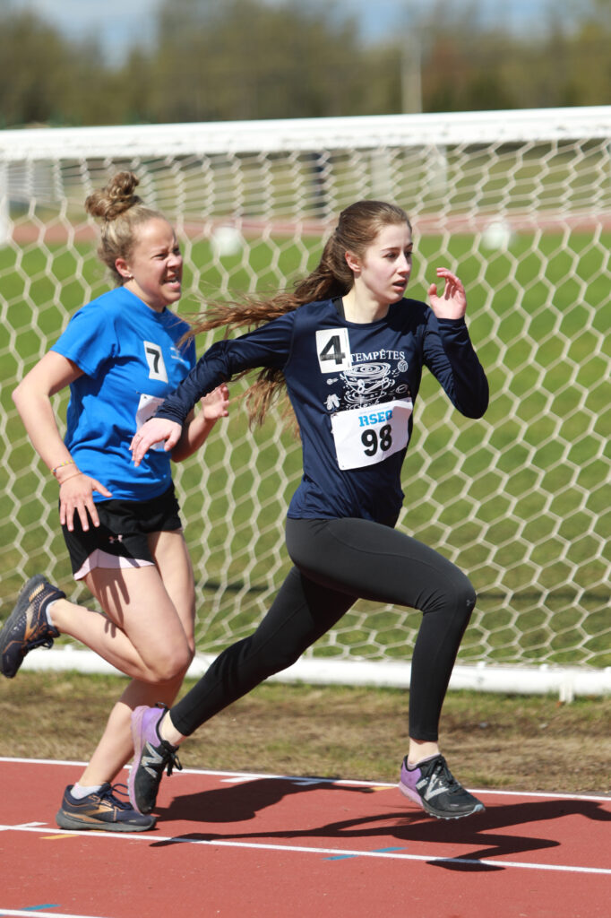Jeune fille qui court sur une piste de 1200 m