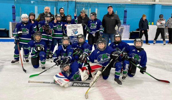 Hockey : une première bannière pour les M11 de Fermont cette saison à Labrador Ouest