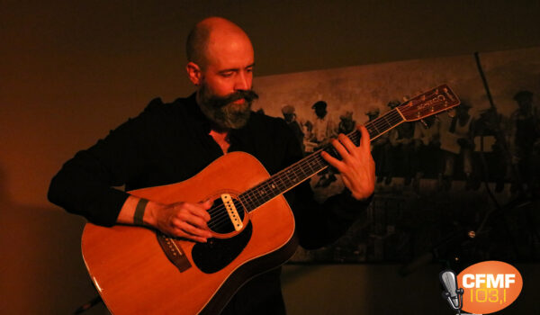 Découvertes musicales avec Shaun Ferguson et ses guitares au pub Le Réphil