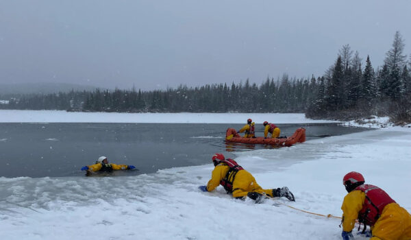 Les pompiers de Fermont en formation sur le lac Daviault