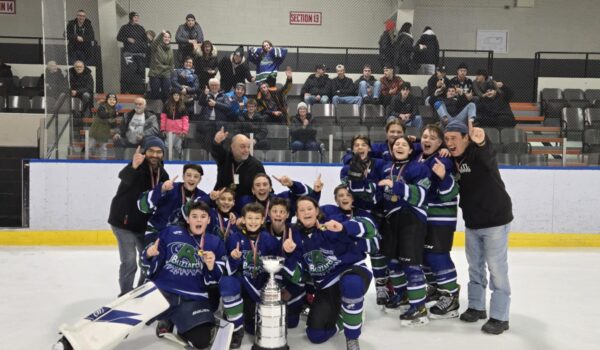 Le Blizzard M15B remporte le tournoi de hockey mineur à Baie-Comeau