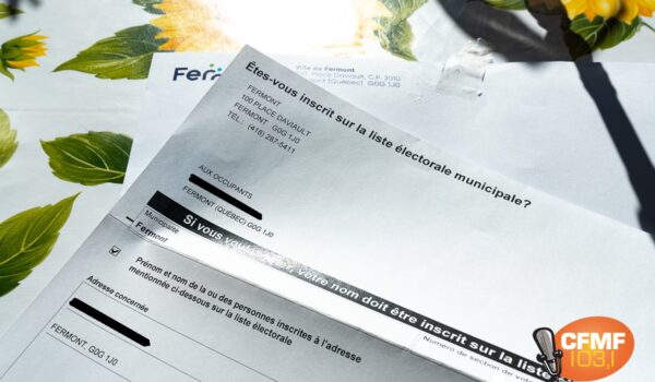 Les avis de scrutin distribués par les finissants de la polyvalente Horizon-Blanc