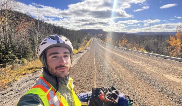 Petit Donnie s’arrête à Fermont avant de traverser l’Est du Canada à vélo