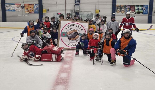 Une première pratique de hockey 100% féminin avec <i>Les voleuses de puck</i>