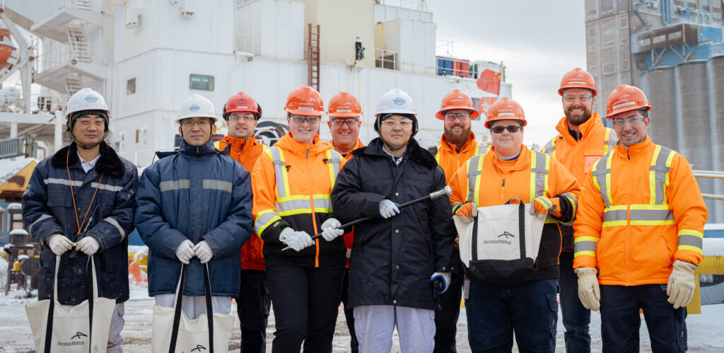 ArcelorMittal remet sa canne à pommeau d'acier au capitaine Jiang Zhu