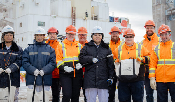 ArcelorMittal remet sa canne à pommeau d’acier au capitaine Jiang Zhu