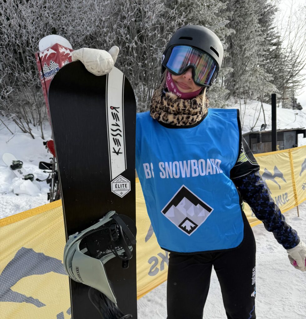 La planchiste Élizabeth Lavoie en compétition à Sun Peaks en Colombie-Britannique